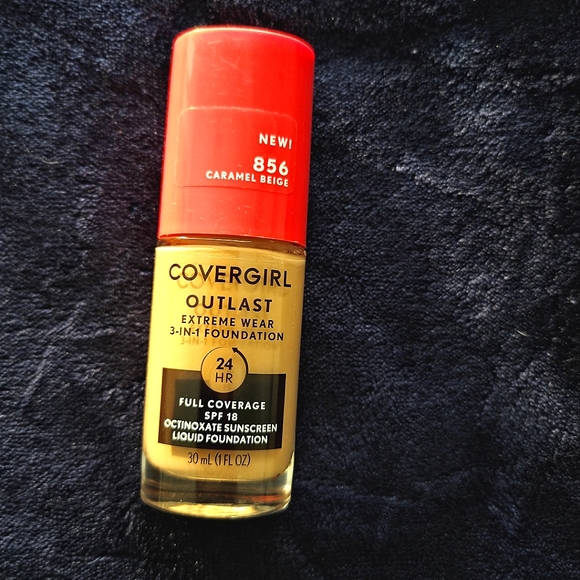 NEW Covergirl Foundation - Picture 1 of 3